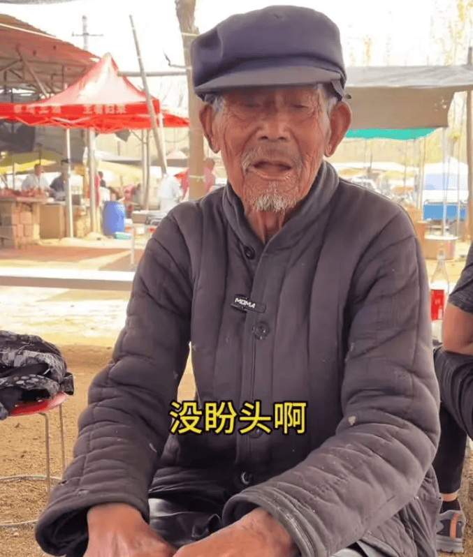 山东一80岁老人以捡破烂为生4个儿子6年没有回家真想喝药走了