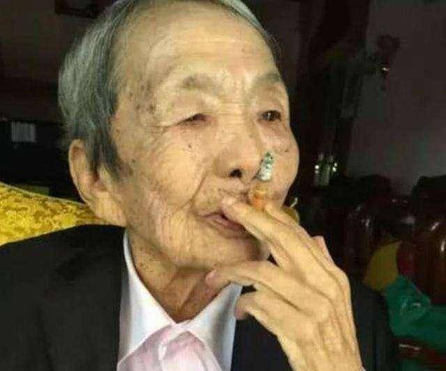 她曾是缅甸最大的女毒枭4岁就会开枪一生毒害无数晚年善终