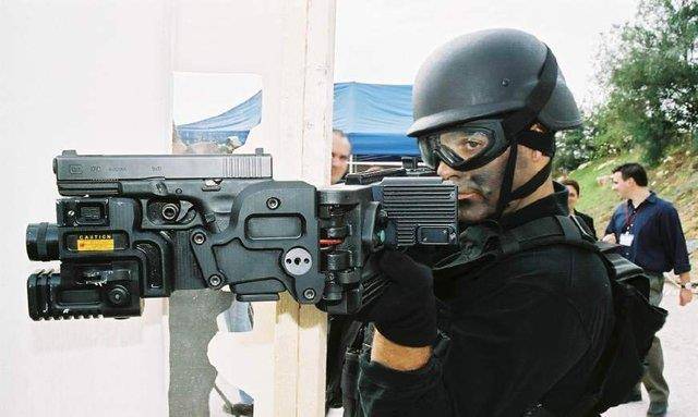 神奇的武器拐弯枪子弹是怎么打出去的呢