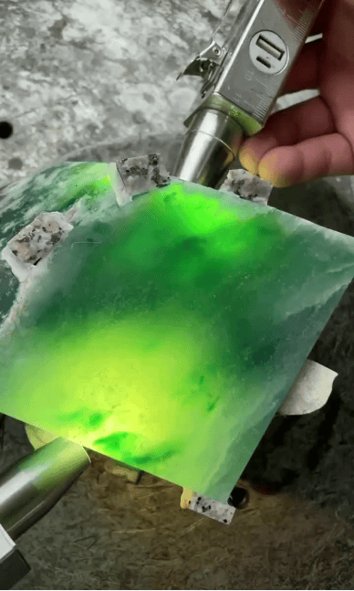 翡翠届的扛把子比帝王绿更珍贵帝王绿龙石种翡翠