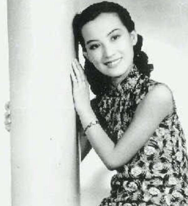 李定国本身长得很英俊,再加上显赫的家世背景,他本人是典型的从小泡在