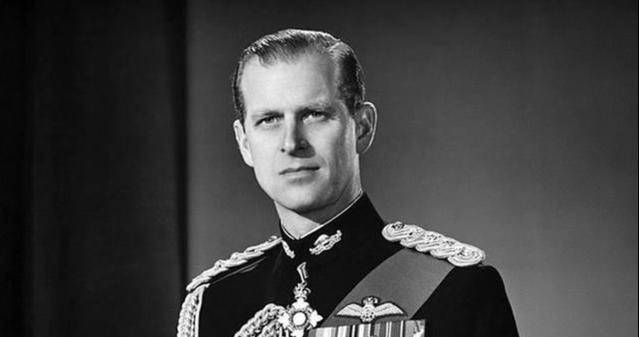 而王子菲利普·蒙巴顿对被面前这位亭亭玉立,温柔如水,拥有绝世容颜的