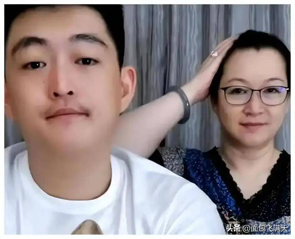 赵本山的两妻四子儿子赵铁蛋因病去世龙凤胎儿女玩网成网红赵大叔生活