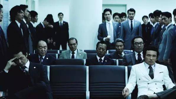 故事从韩国黑社会金门集团的老大出意外身亡开始.