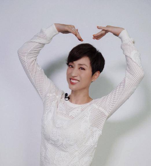 洪欣晒与好友聚会照:蔡少芬对镜扮酷,却被李亚男的表情抢镜_陈法蓉