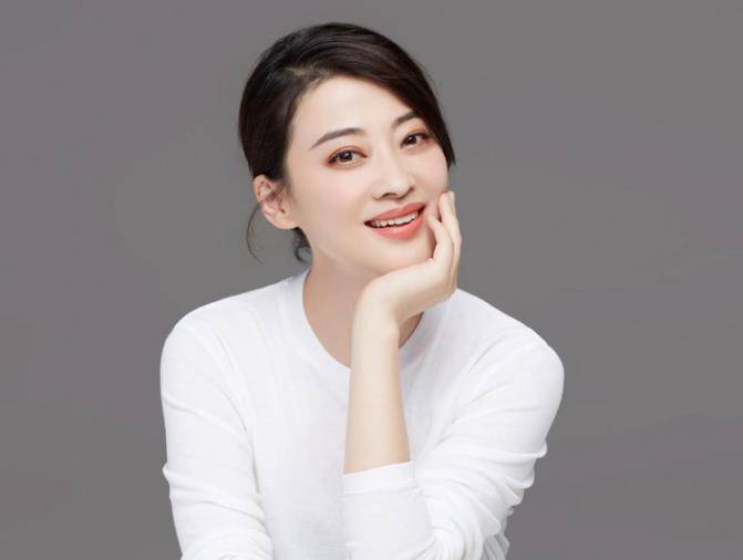 中年女演员方面,章子怡的同班同学,被称为"七朵金花"之一的梅婷,她也