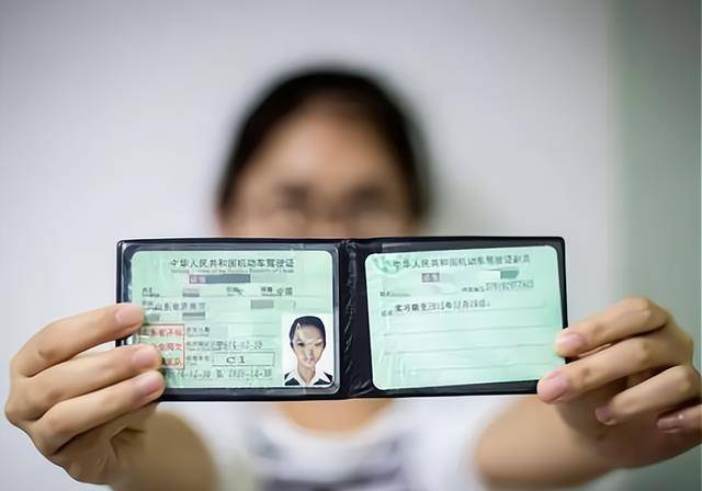 卡车夫妻的真实生活:一天24小时都在车上,每到夜晚就难熬