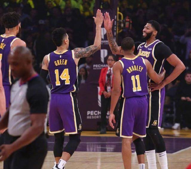 湖人单节打出11-0 半场领先2分,韦德观战,库兹马发边线球失误