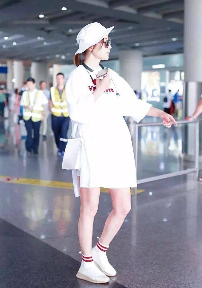 48岁梅婷罕见走机场这么时髦,穿白t恤 渔夫帽,换个风格变化大