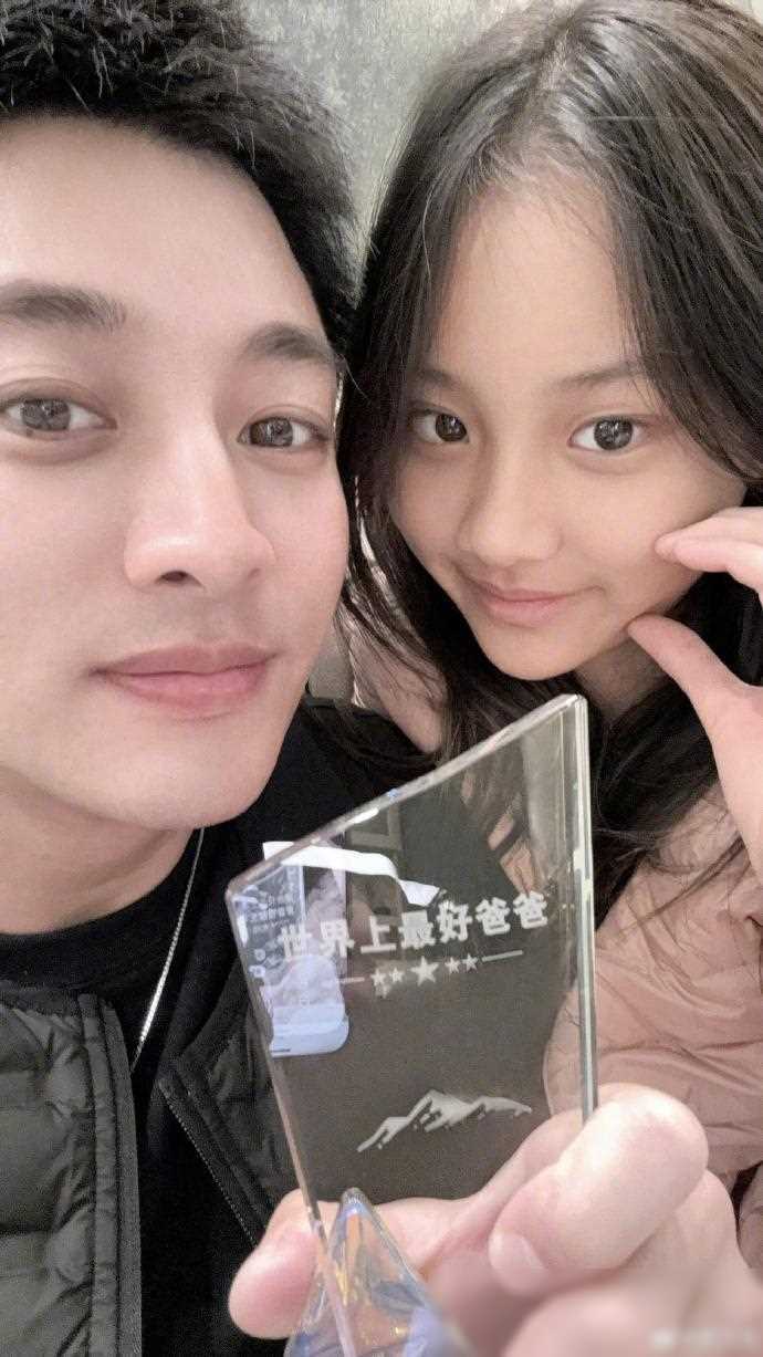 贾乃亮岁生日晒父女合照，甜馨送奖杯引热议-贾乃亮多大啦