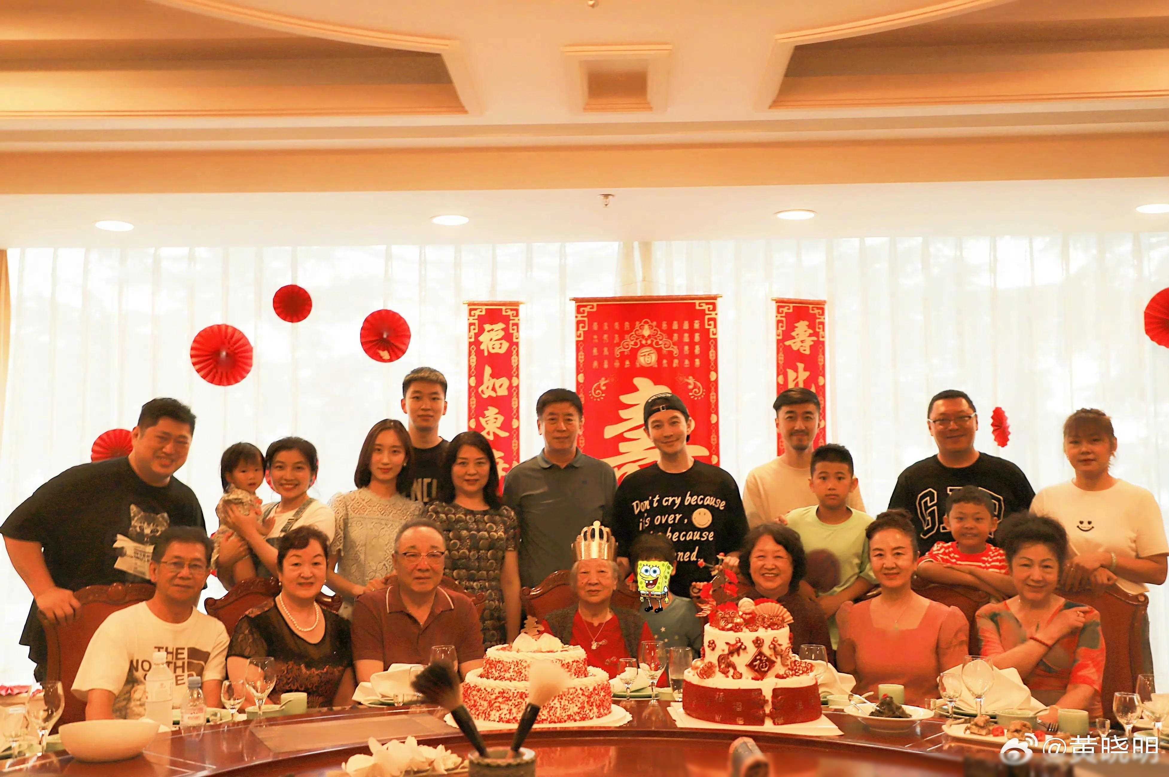 黄晓明晒全家福庆姥姥95岁生日一家人和睦温馨小海绵抢镜站立