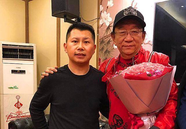 侯耀华生日照流出,与何云伟亲密合影,网友:这个徒弟收值了!