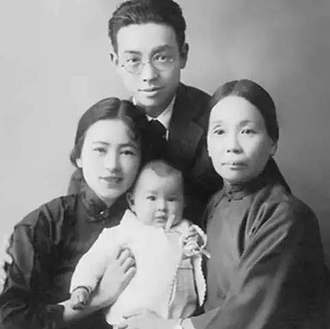 她得以留在家中还为梁启超生了六个孩子,而后来在日本逃亡的时候夫人