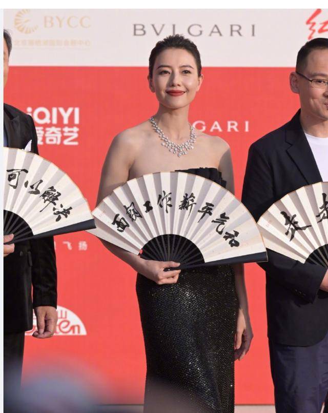 北京电影节红毯风采：高圆圆婀娜登场，周也优雅亮相，关晓彤大长腿引注目