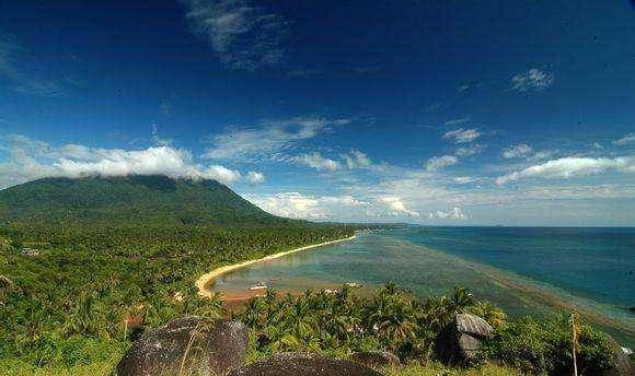 此岛有全世界最大的油气田岛民富得流油华人曾在这建了个国家