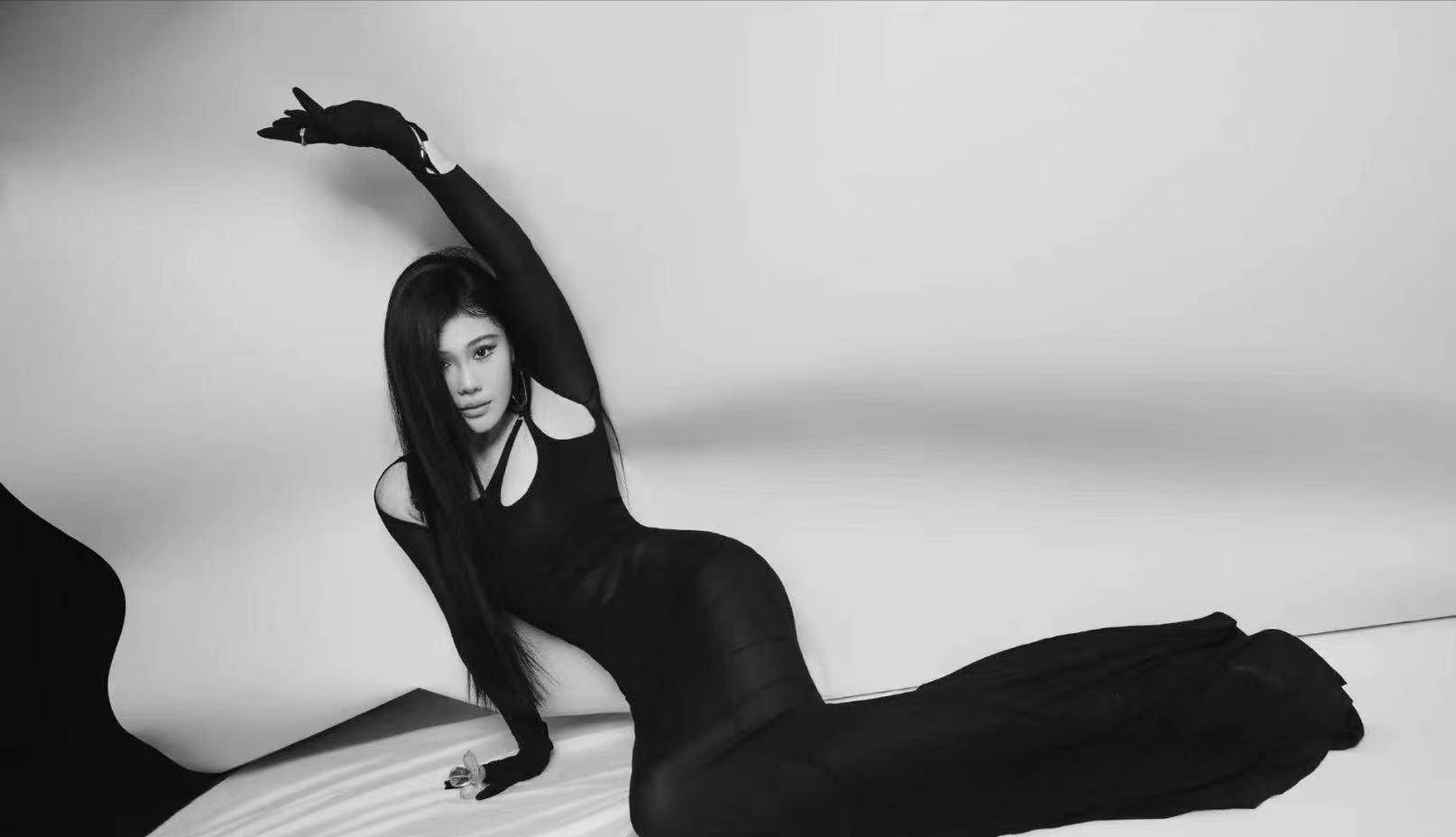 浪姐5她率先因为腰臀比绝上热搜身材好业务能力也顶