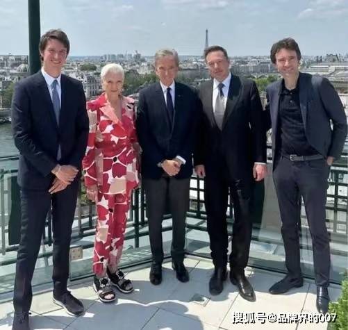 1.68万亿!75岁lv大爷靠收割富人,4年身家暴涨16000亿登全球首富