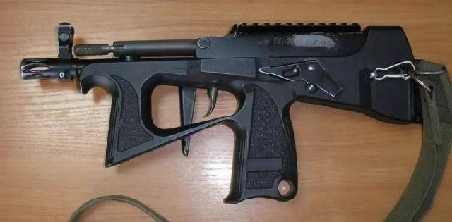 第四把冲锋枪是pp2000冲锋枪,第五把冲锋枪是sr-2mp冲锋枪.