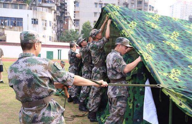 一个逃兵出现,刚被全国通报,户口本印上4个字永久跟随_军营_中国_因为