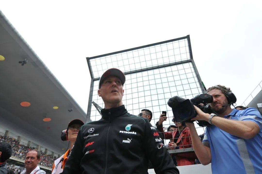 2011年迈凯伦车队车手在f1中国大奖赛现场2011年,从第三位发车的