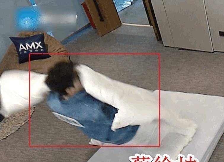 蔡徐坤速度有多快?镜头前"快到模糊",网友:顶流走路都带风