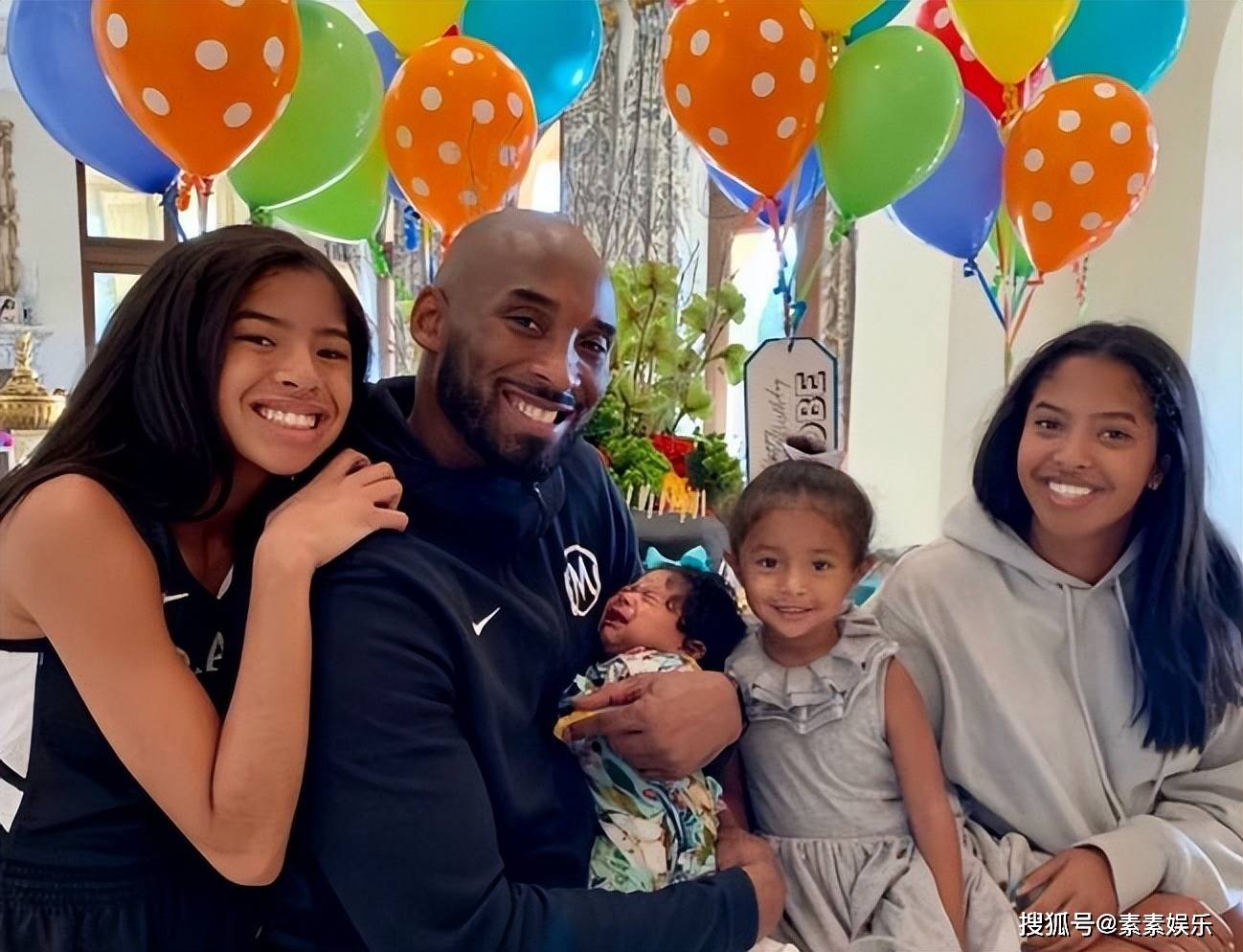 瓦妮莎和3个女儿庆祝结婚23周年,科比虽缺席,但她永不再嫁_纪念日_大