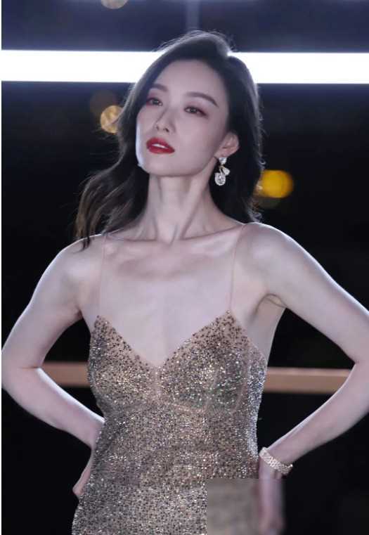 倪妮肤白貌美,性感尤物,网友:这魅力谁顶得住!