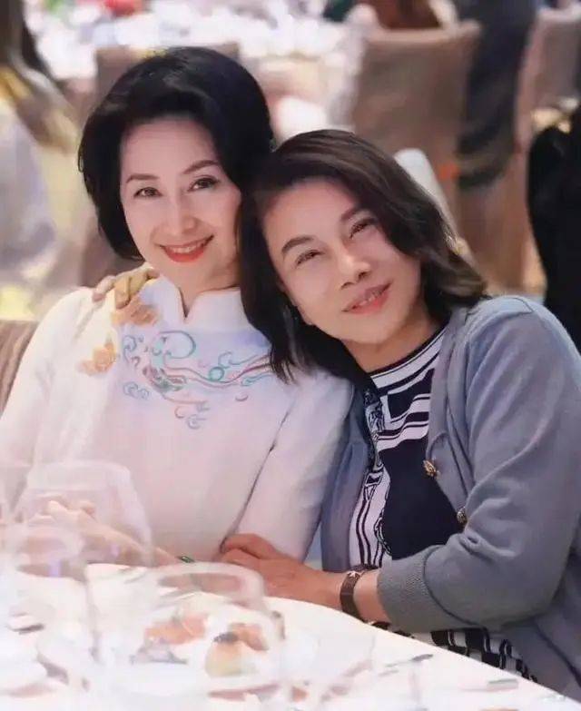 61岁何超琼与70岁董明珠同框亲密合影,一个优雅有韵味,一个霸气