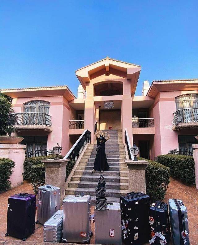 黄圣依骑平价共享单车,被冻到耳朵通红,素颜现身博物馆难掩贵气