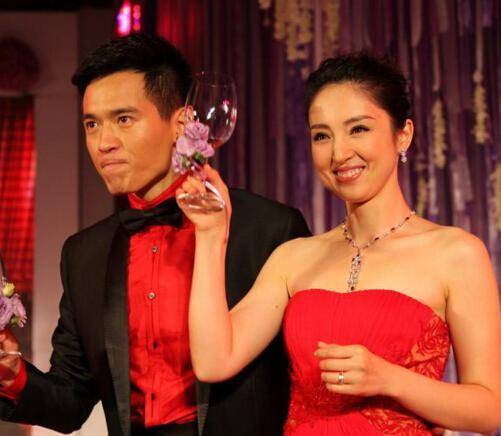 董璇8岁女儿进军电影圈,完美继承爸妈优秀基因,在大场合不怯场_高云翔