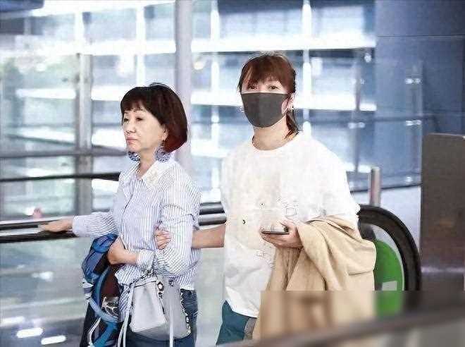 除了外表的变化,徐静蕾的气质也似乎有所不同.