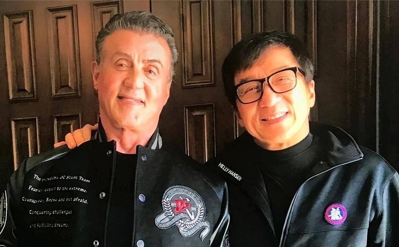杰森斯坦森就亲口说过,成龙是我的偶像,汤姆克鲁斯也说过,成龙是独一