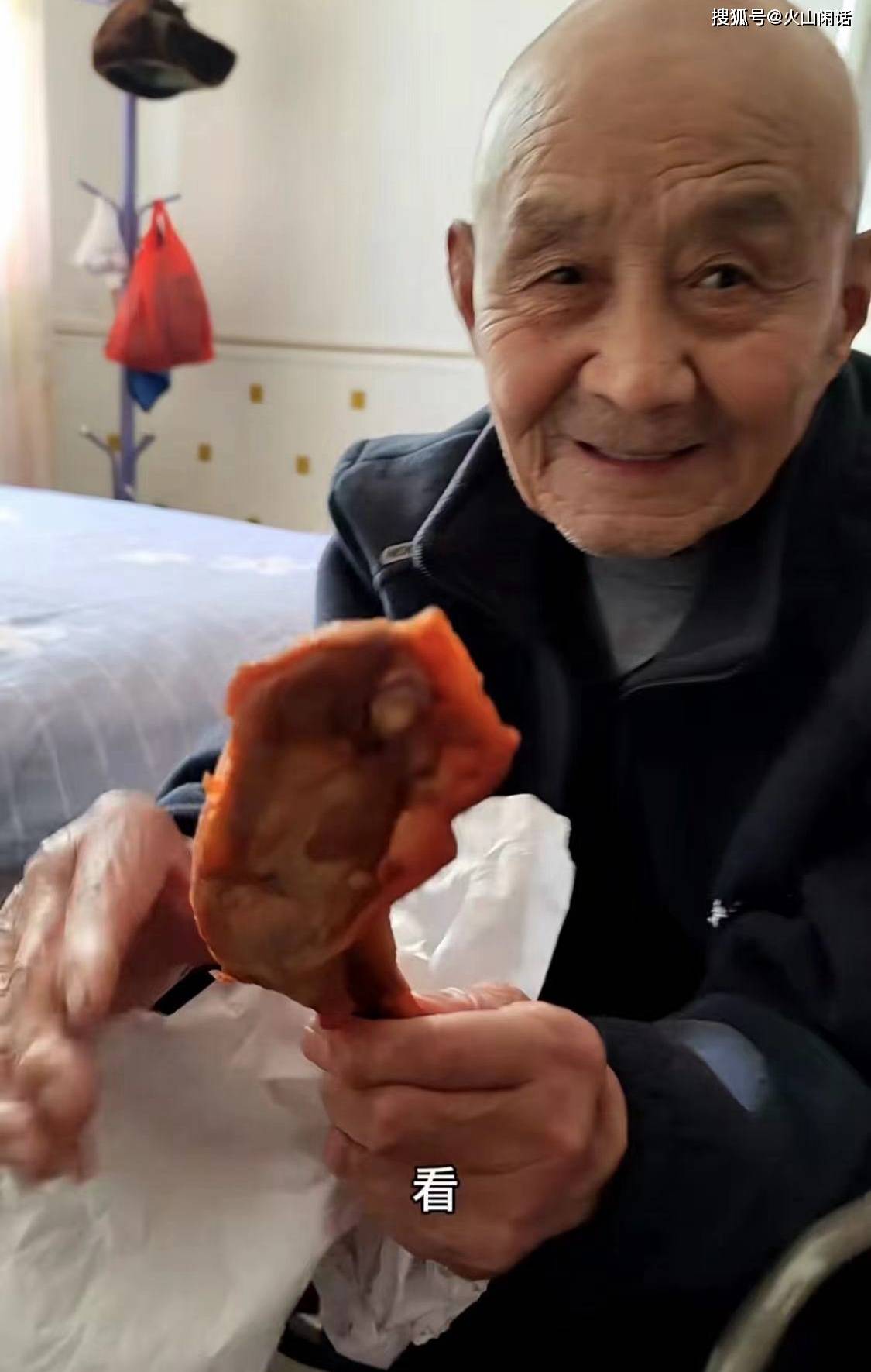 女子回娘家探亲,101岁爷爷从抽屉拿出收藏的鸡腿,让人瞬间泪崩
