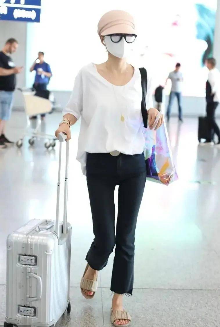 原创马伊琍引领时尚走机场穿白衬衫花裤子不拘谨自信大方这种松弛感