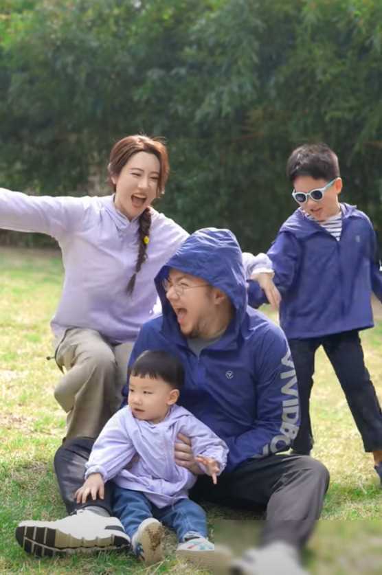 原创宋丹丹一家五口露营大声喊儿孙吃饭小孙子露正脸太像爷爷英达