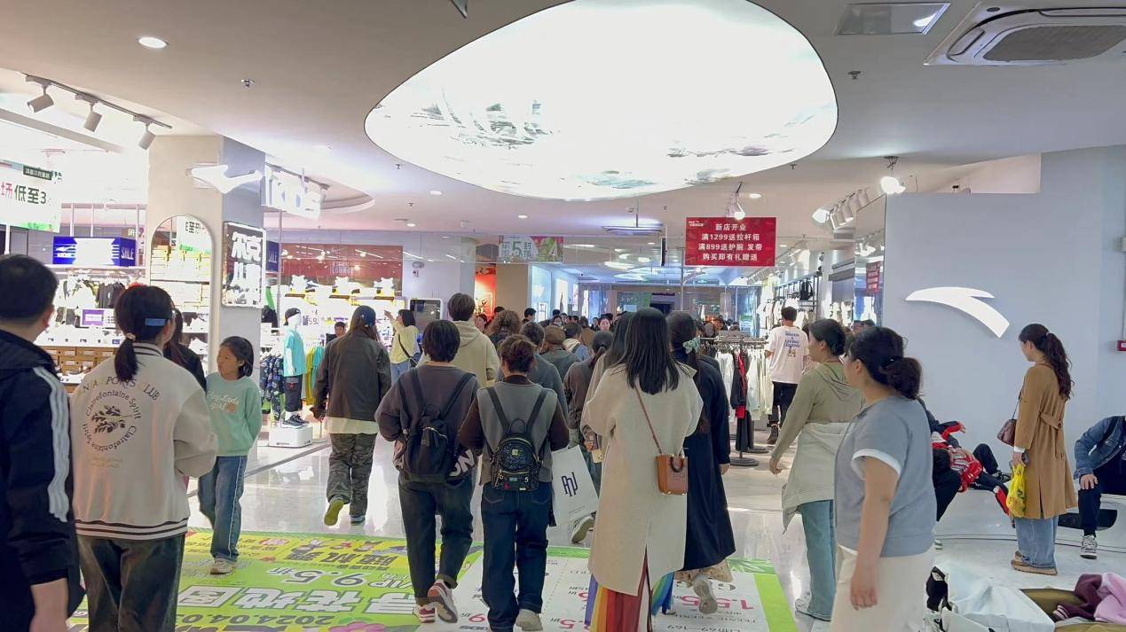 夫子庙瞻园奥特莱斯商场营运总经理陈波表示,此次楼层布局的调整,旨在