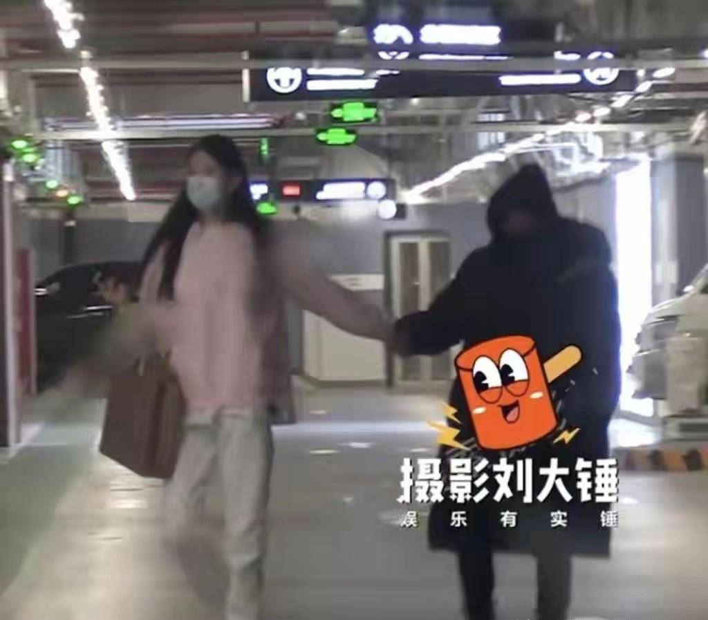 原创40岁的王宝强被女友拉着手最萌身高差被嘲像母子俩冯婧气质好