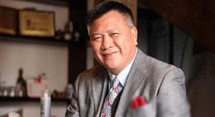 湖南小县城甜蜜夫妻,万梓良与空姐娇妻共进晚餐,恩爱无边