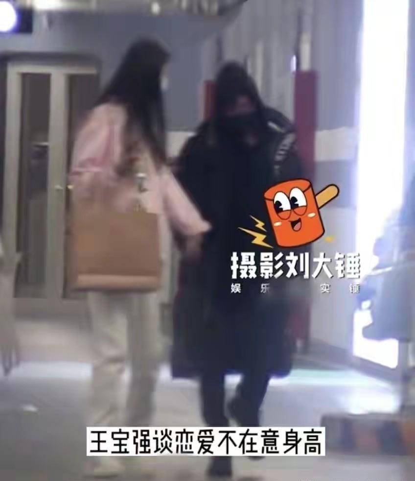 原创40岁的王宝强被女友拉着手最萌身高差被嘲像母子俩冯婧气质好