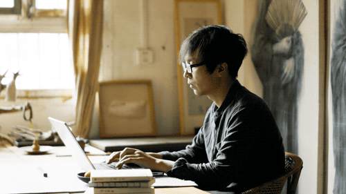 张二冬在农村长大,父母一辈子勤勤恳恳做农活,将孩子送到大城市读书