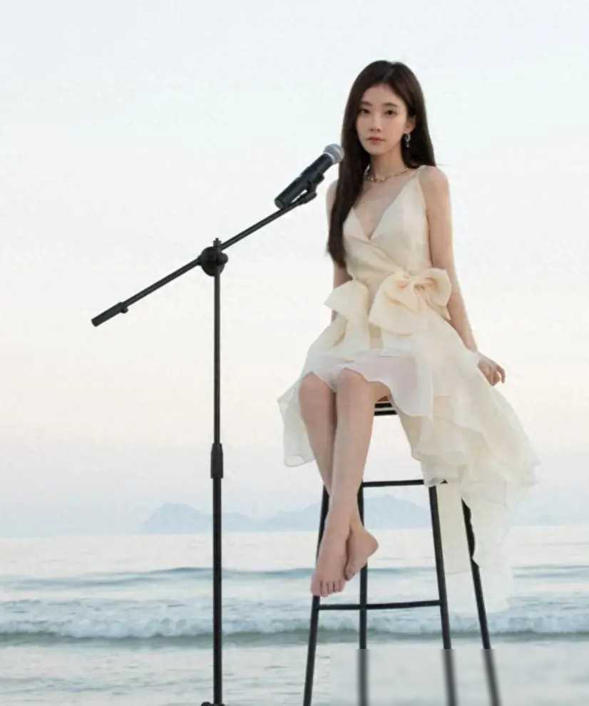 冯提莫比基尼照引发热议!网友热议:身高虽矮,颜值仍高