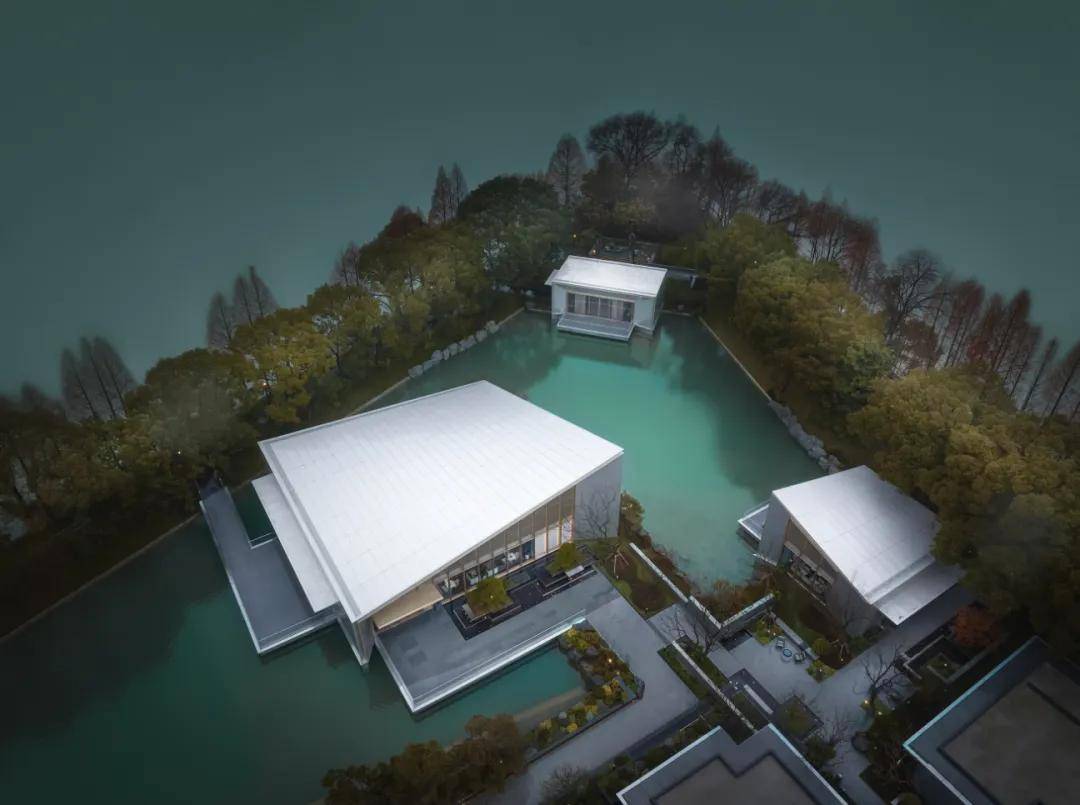 接待厅,演艺厅,国宴厅在水面上遥相呼应,交映生辉,成为常州商品住宅史