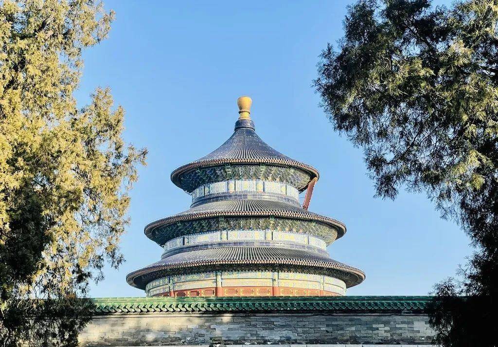 景山公园,位于北京市西城区景山前街,坐落在明清北京城的中轴线上,西