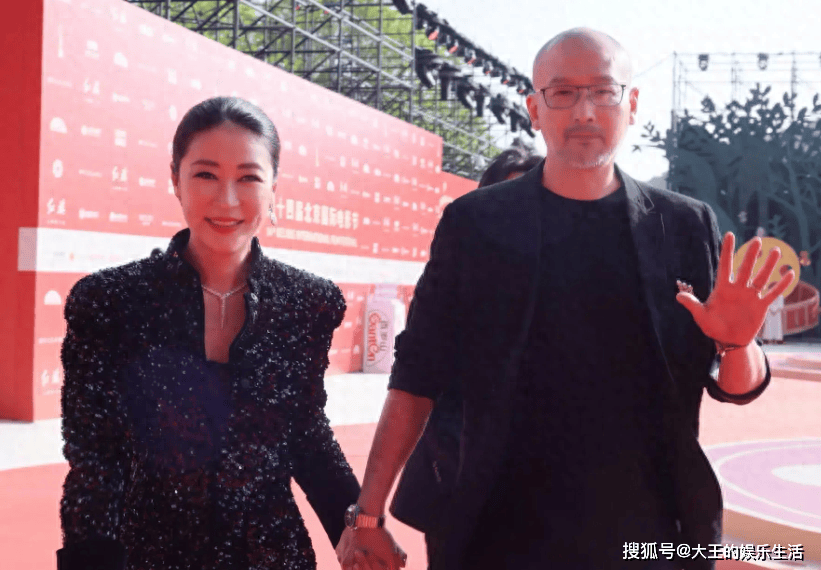 管虎夫妇现身北影节,全程手牵手好甜,52岁梁静一袭长裙漂亮大气