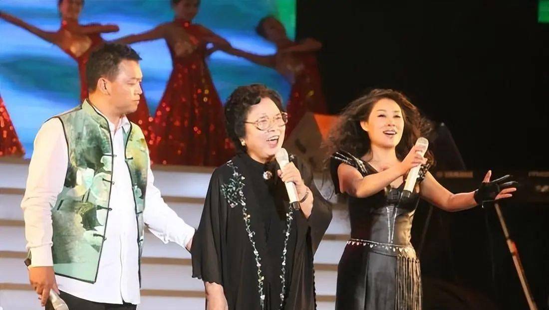 (高保利,王昆,李雨儿合声《我的祖国》)高保利难以置信,一年前他曾到