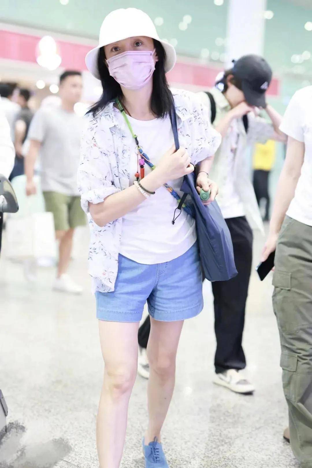 周迅这样多好,49岁有中年人正常的样子,走机场打扮不拘谨不修图,反倒