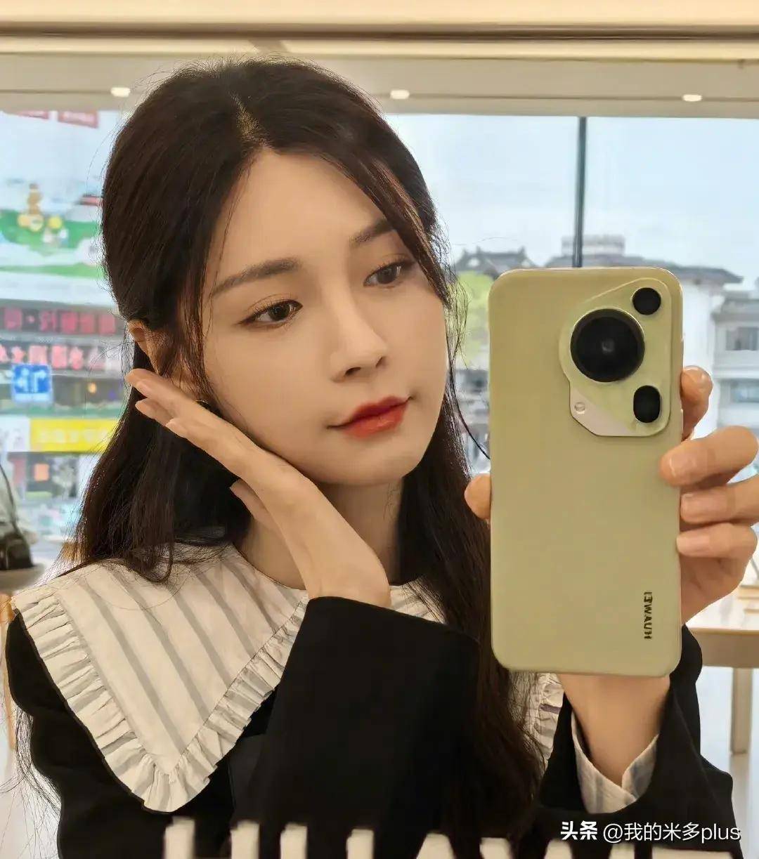 沈梦辰和老公排队买手机,杜海涛又高又壮实,小两口牵手恩爱十足