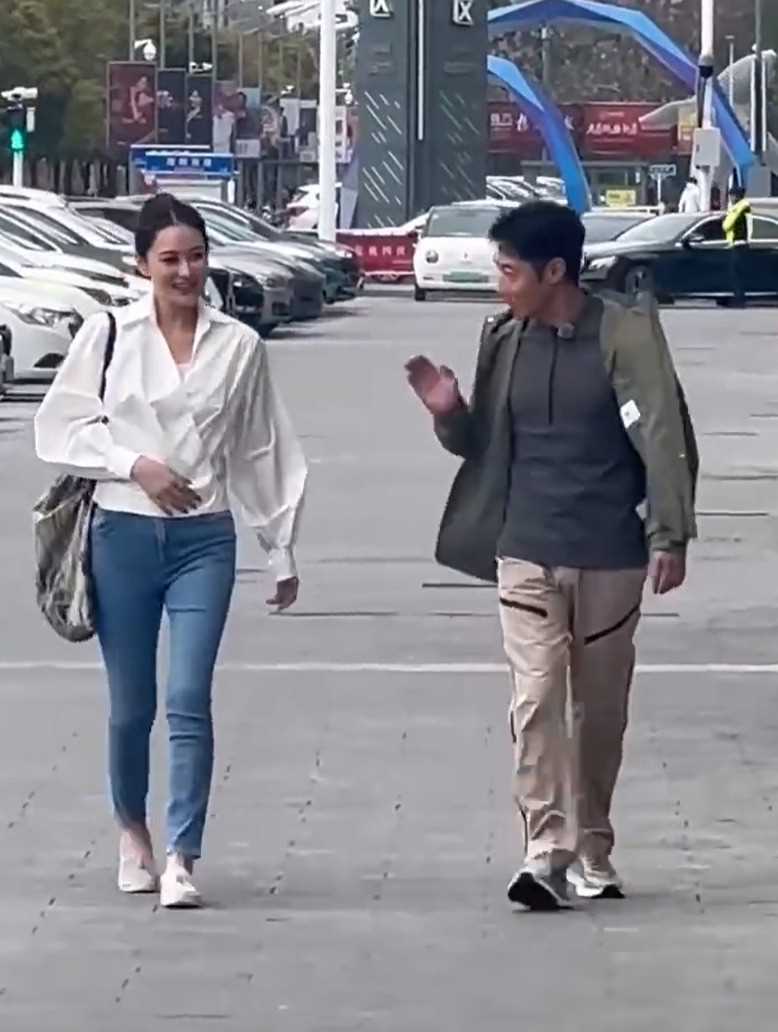 撒贝宁与张馨予散步热聊,结婚后女人缘依然不错