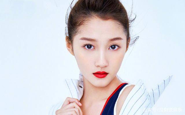 关晓彤真人长这样?当看到央视"照妖镜"中的她,难怪鹿晗稀罕