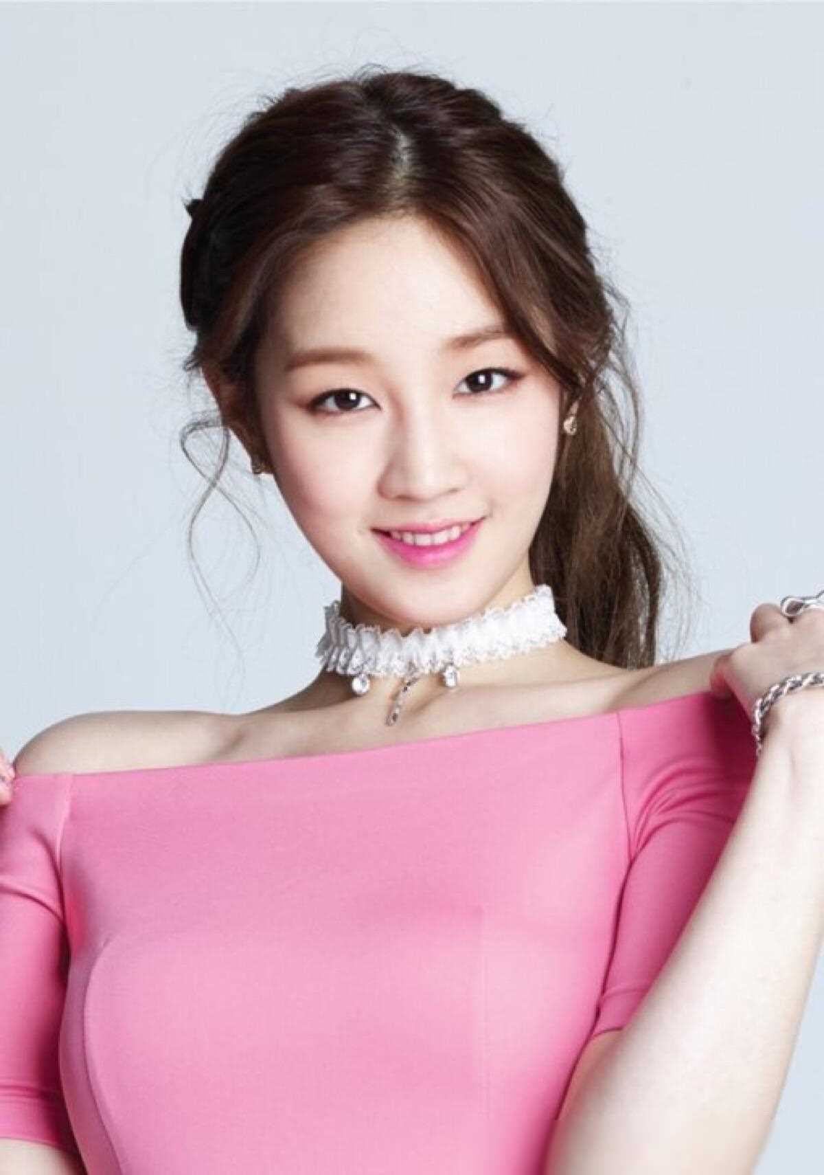 从2010年参加《super star k2》获得第八名开始,到后来与zico合作出道